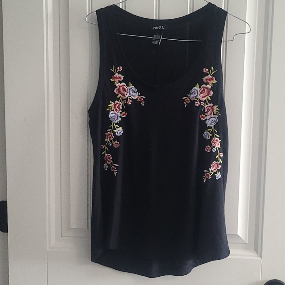 Rue21 Black & floral tank top